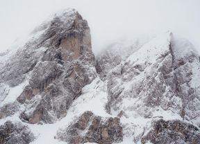 Winter in the Dolomites: explore the mountains safely
