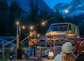 Summer nights at Bosch Bar: live music in the Dolomites